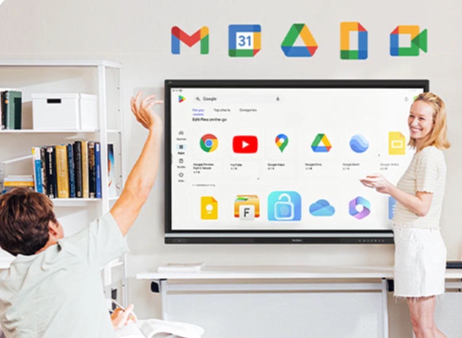 Docente y alumno usando una pizarra interactiva ViewBoard con aplicaciones de Google